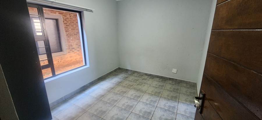 To Let 1 Bedroom Property for Rent in Kannoniers Park North West